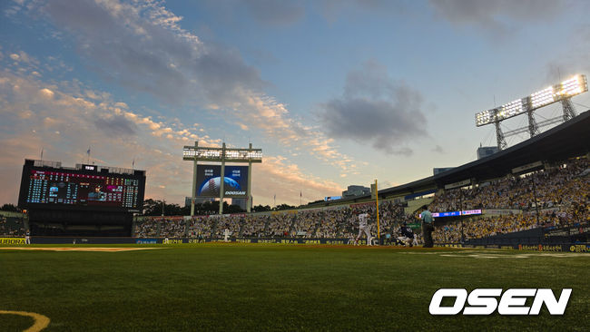 [OSEN=잠실, 조은정 기자]6일 오후 서울 잠실구장에서 ‘2025 신한 SOL Bank KBO리그’ LG 트윈스와 두산 베어스의 경기가 열렸다.LG는 최채흥, 두산은 콜어빈을 선발로 내세웠다.노을이 지는 가운데 관중들이 응원을 펼치고 있다. 2025.08.06 /cej@osen.co.kr
