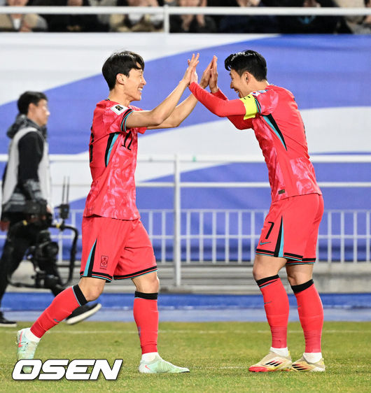 [OSEN=수원, 이대선 기자] 홍명보호가 이번에도 승리하지 못했다. 요르단과 아쉬운 무승부를 거두면서 3경기 연속 승점 1점을 추가하는 데만족해야 했다.홍명보 감독이이끄는 대한민국 축구대표팀은 25일 오후 8시 수원월드컵경기장에서 열린 2026 국제축구연맹(FIFA) 북중미 월드컵 아시아지역 3차 예선 B조 8차전에서 요르단과 1-1로 비겼다.전반 한국 이재성이 선제골을 성공시키고 손흥민과 환호하고 있다. 2025.03.25 /sunday@osen.co.kr