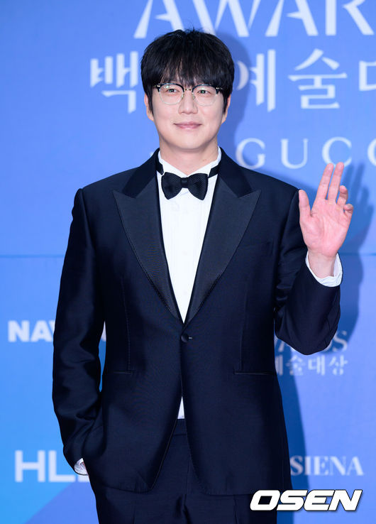 [OSEN=이대선 기자] 5일 오후 서울 강남구 코엑스 D홀에서 ‘제61회 백상예술대상 with 구찌’ 레드카펫 행사가 열렸다.방송·영화·연극을 아우르는 국내 유일무이 종합 예술 시상식 ‘제61회 백상예술대상 with 구찌’는 JTBC·JTBC2·JTBC4에서 동시 생중계, 프리즘·네이버TV·치지직에서 디지털 생중계된다.가수 성시경이 레드카펫을 밟고 있다. 2025.05.05 /sunday@osen.co.kr