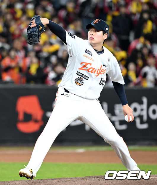 [OSEN=대전, 이대선 기자] 31일 대전 한화생명볼파크에서 2025 신한 SOL Bank KBO리그 포스트시즌 한국시리즈 5차전 한화 이글스와 LG 트윈스의 경기가 열렸다.이날 경기에 한화는 문동주를, LG는 톨허스트를 선발투수로 내세웠다. 6회초 무사 1루에서 한화 조동욱이 역투하고 있다. 2025.10.31 /sunday@osen.co.kr