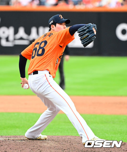 [OSEN=대전, 지형준 기자] 19일 오후 대전 한화생명볼파크에서 2025 신한 SOL Bank KBO리그 포스트시즌 플레이오프 2차전 한화 이글스와 삼성 라이온즈의 경기가 열렸다.한화는 라이언 와이스, 삼성은 최원태를 선발 투수로 내세웠다.5회초 한화 조동욱이 역투하고 있다. 2025.10.19 /jpnews@osen.co.kr