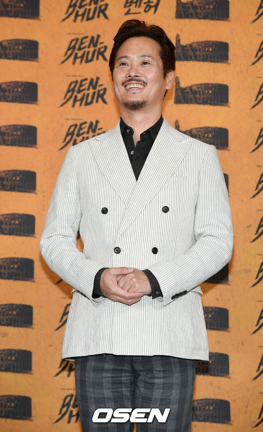 [OSEN=민경훈 기자] 14일 오후 서울 중구 퇴계로 충무 아트센터 대극장 입구에서 진행된 뮤지컬 '벤허' VIP 포토콜 행사서, 남경주가 포즈를 취하고 있다. / rumi@osen.co.kr