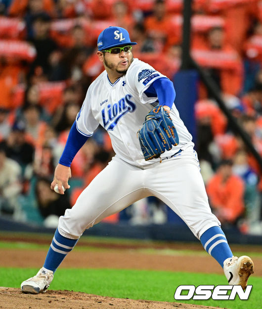 [OSEN=대구, 조은정 기자]21일 대구 삼성라이온즈파크에서 2025 신한 SOL Bank KBO리그 포스트시즌 플레이오프 3차전 삼성 라이온즈와 한화 이글스의 경기가 열렸다.홈팀 삼성은 후라도, 방문팀 한화는 류현진을 선발로 내세웠다.1회초 삼성 후라도가 역투하고 있다. 2025.10.21 /cej@osen.co.kr
