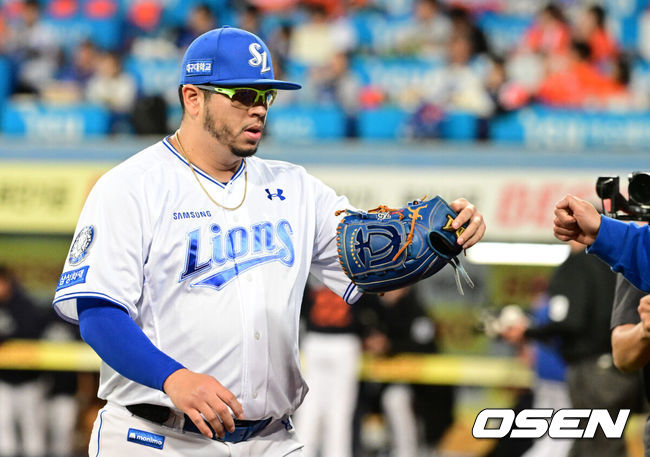 [OSEN=대구, 조은정 기자]21일 대구 삼성라이온즈파크에서 2025 신한 SOL Bank KBO리그 포스트시즌 플레이오프 3차전 삼성 라이온즈와 한화 이글스의 경기가 열렸다.홈팀 삼성은 후라도, 방문팀 한화는 류현진을 선발로 내세웠다.1회초를 무실점으로 마친 삼성 후라도가 더그아웃으로 향하고 있다. 2025.10.21 /cej@osen.co.kr