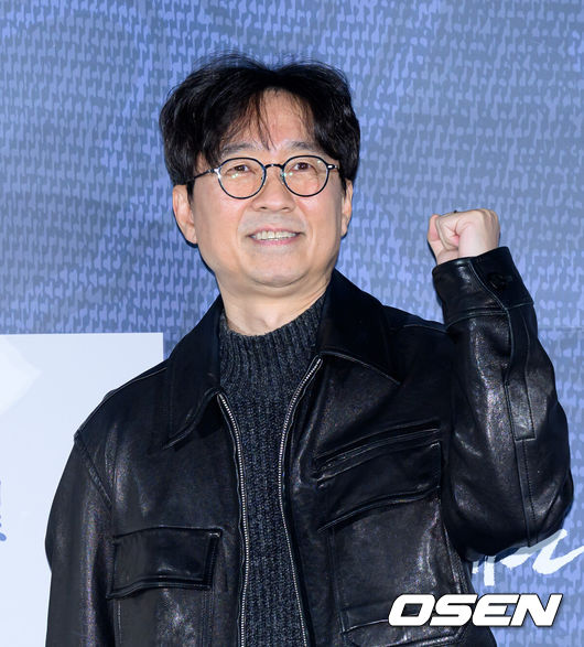 [OSEN=이대선 기자] 19일 오전 서울 CGV 용산아이파크몰에서 영화 ‘왕과 사는 남자’ 제작보고회가 열렸다.'왕과 사는 남자'는 1457년 청령포, 마을의 부흥을 위해 유배지를 자처한 촌장과 왕위에서 쫓겨나 유배된 어린 선왕의 사연을 그린 작품으로 2026년 2월 4일 개봉한다.장항준 감독이 포토타임을 가지고 있다. 2025.12.19 /sunday@osen.co.kr