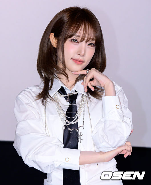 [OSEN=지형준 기자] 11일 오후 서울 강남구 신사동 CGV 압구정에서 최예나 다섯 번째 미니앨범 ‘LOVE CATCHER(러브 캐처)’ 발매 기념 기자간담회가 열렸다.‘LOVE CATCHER’는 봄바람처럼 다가온 사랑의 순간들을 다양한 감정과 색깔로 풀어낸 앨범이다. 최예나는 자신만의 키치한 감성과 솔직한 이야기를 담아 ‘예나 코어’의 음악적 색깔을 한층 선명하게 보여줄 예정이다.가수 최예나가 포토타임을 하고 있다. 2026.03.11/ jpnews@osen.co.kr