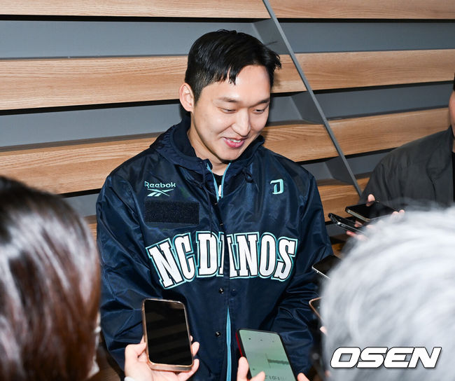 [OSEN=인천공항, 민경훈 기자] 프로야구 NC 다이노스가 스프링캠프를 위해 24일 오후 인천국제공항을 통해 미국 LA로 출국했다.NC 스프링캠프 본진은 로스앤젤레스에 도착한 후 미국 국내선을 경유해 애리조나 투손으로 이동할 예정이다.NC 구창모가 출국길에 오르며 인터뷰를 하고 있다. 2026.01.24 / rumi@osen.co.kr