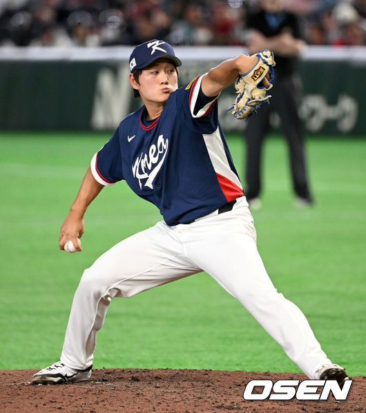 [OSEN=도쿄(일본), 손용호 기자] 9일 일본 도쿄돔에서 월드베이스볼클래식(WBC) 조별리그 C조 한국과 호주의 경기가열렸다.C조는 일본이 3승으로 조 1위를 확정, 8강에 진출했다. 호주가 2승 1패, 대만이 2승 2패, 한국이 1승 2패, 체코는 3패다.한국 WBC 대표팀이 8강에 진출하려면 호주에 2점 이하로 실점하면서 5점 차 이상으로 승리해야만 한다.8회말 무사에서 한국 김택연이 역투하고 있다. 2026.03.09/spjj@osen.co.kr