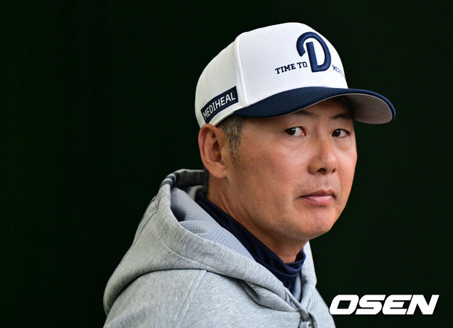 [OSEN=미야자키(일본), 지형준 기자] 27일 일본 미야자키 미야코노조 구장에서 두산 베어스가 훈련을 가졌다. 이날 예정된 일본프로야구 지바 롯데와의 구춘대회 경기는 우천으로 취소됐다.두산 김원형 감독이 훈련을 지켜보고 있다. 2026.02.27 /jpnews@osen.co.kr