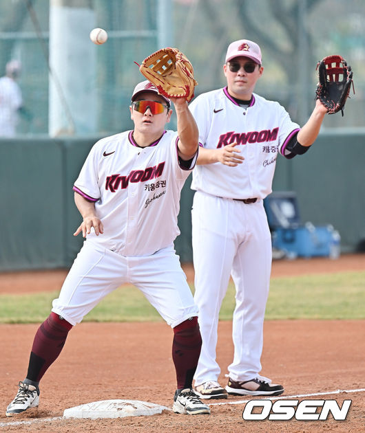 [OSEN=가오슝(대만), 이석우 기자] 키움 히어로즈 최주환, 안치홍 045 2026.02.03 / foto0307@osen.co.kr