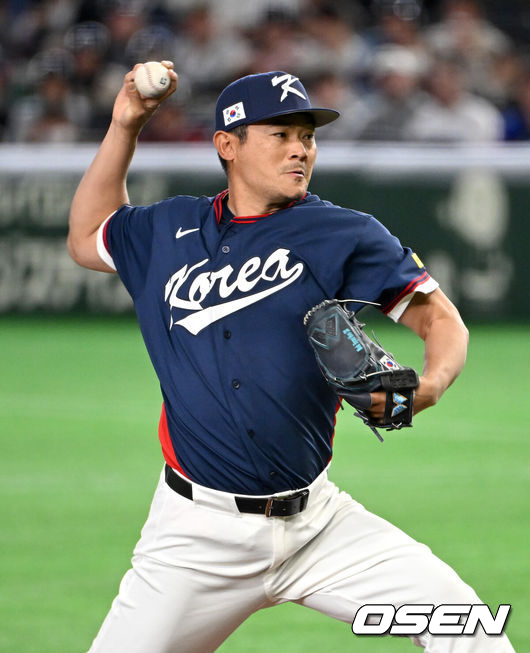 [OSEN=도쿄(일본), 손용호 기자] 9일 일본 도쿄돔에서 월드베이스볼클래식(WBC) 조별리그 C조 한국과 호주의 경기가 열렸다.C조는 일본이 3승으로 조 1위를 확정, 8강에 진출했다. 호주가 2승 1패, 대만이 2승 2패, 한국이 1승 2패, 체코는 3패다.한국 WBC 대표팀이 8강에 진출하려면 호주에 2점 이하로 실점하면서 5점 차 이상으로 승리해야만 한다.2회말 무사에서 한국 노경은이 역투하고 있다. 2026.03.09 /spjj@osen.co.kr