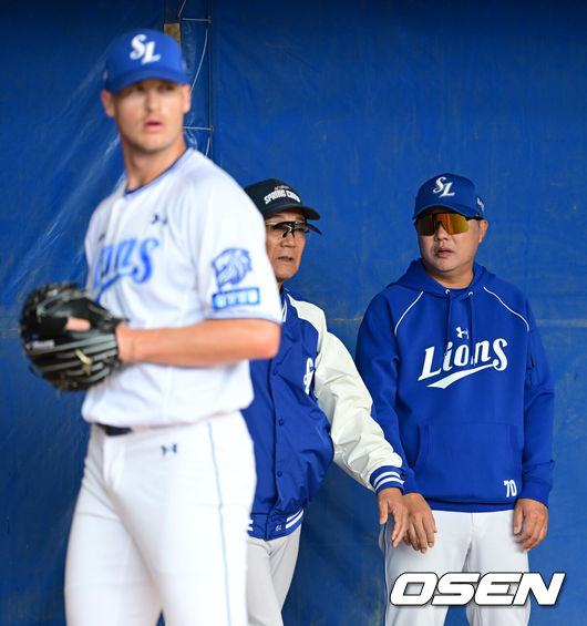 [OSEN=최규한 기자] 삼성 박진만 감독 최일언 투수코치 맷 매닝. 2026.02.20 / dreamer@osen.co.kr