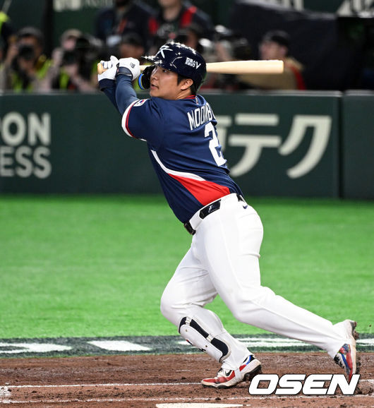 [OSEN=도쿄(일본), 손용호 기자] 도쿄의 기적이 나왔다. 한국 WBC 대표팀이 17년 만에 1라운드를 통과했다.한국은 9일 일본 도쿄돔에서 열린 ‘2026 월드베이스볼클래식(WBC)’ 1라운드 C조 호주와의 경기에서 로 승리를 거뒀다. 이로써 한국은 조별라운드 2승2패를 기록하면서 호주, 대만 등을 최소실점률로 제치면서 2009년 이후 17년 만에 1라운드를 통과했다. 이제 한국은 마이애미행 전세기를 탄다.5회초 2사 2루에서 한국 문보경이 좌월 적시타를 치고 있다. 2026.03.09/spjj@osen.co.kr