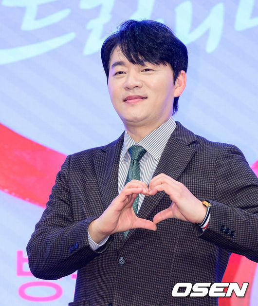 [OSEN=지형준 기자] 28일 오후 서울 신도림 더세인트에서 KBS 2TV 새 주말드라마 ‘사랑을 처방해 드립니다’ 제작발표회가 열렸다.오는 31일 오후 8시 첫 방송 예정인 ‘사랑을 처방해 드립니다’는 30년 동안 악연으로 얽혔던 두 집안이 오해를 풀고 서로의 상처를 보듬으며, 결국 하나의 가족으로 다시 태어나는 패밀리 메이크업 드라마다.배우 김승수가 포토타임을 하고 있다. 2026.01.28 /jpnews@osen.co.kr