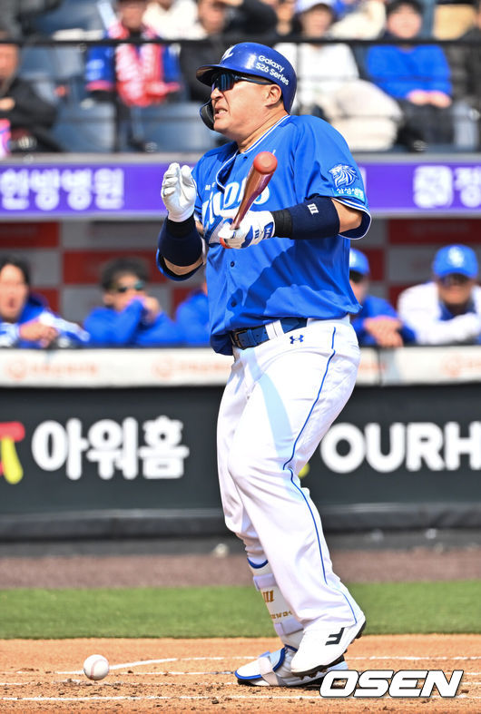 [OSEN=대전, 민경훈 기자] 12일 대전 한화생명볼파크에서 2026 신한 SOL KBO리그 시범경기 한화 이글스와 삼성 라이온즈의 경기가 열렸다.시범경기는오늘(12일)부터오는 24일까지 진행되며, 각 팀이 12경기씩 치러 총 60경기가 펼쳐진다.1회초 무사 주자 1,2루 삼성 최형우가 타석에서 한화 선발 왕옌청이 던진 볼에 맞고 있다. 2026.03.12 /rumi@osen.co.kr