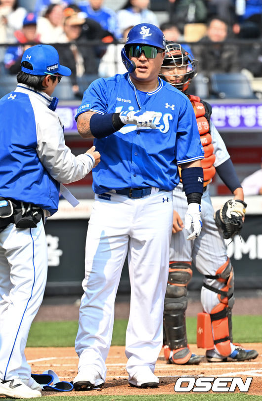 [OSEN=대전, 민경훈 기자] 12일 대전 한화생명볼파크에서 2026 신한 SOL KBO리그 시범경기 한화 이글스와 삼성 라이온즈의 경기가 열렸다.시범경기는오늘(12일)부터오는 24일까지 진행되며, 각 팀이 12경기씩 치러 총 60경기가 펼쳐진다.1회초 무사 주자 1,2루 삼성 최형우가 타석에서 한화 선발 왕옌청이 던진 볼에 맞고 어필하고 있다. 2026.03.12 /rumi@osen.co.kr