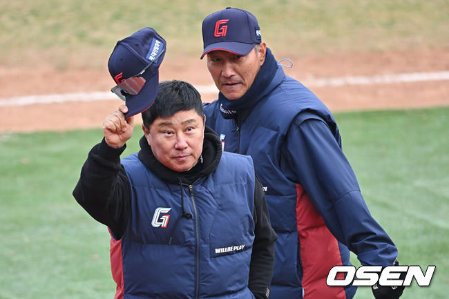 [OSEN=부산, 이석우 기자] 12일 부산 사직야구장에서 2026 신한 SOL KBO 리그 롯데 자이언츠와 KT 위즈의 시범경기가 열렸다. 이날 부산 사직과 이천, 대전, 광주, 마산 5개구장에서 막을 올렸다.롯데 자이언츠 김태형 감독이 KT 위즈에 4-3으로 승리한 후 팬들에게 감사 인사를 하고 있다. 2026.03.12 / foto0307@osen.co.kr