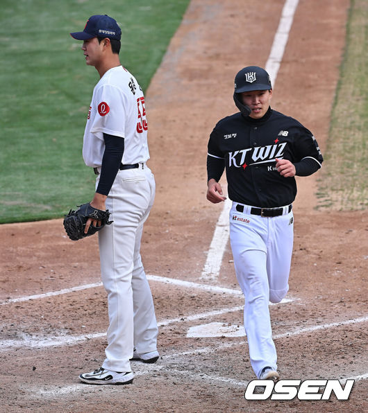 [OSEN=부산, 이석우 기자] 12일 부산 사직야구장에서 2026 신한 SOL KBO 리그 롯데 자이언츠와 KT 위즈의 시범경기가 열렸다. 이날 부산 사직과 이천, 대전, 광주, 마산 5개구장에서 막을 올렸다.롯데 자이언츠 윤성빈이 9회초 2사 3루 KT 위즈 유준규 타석때 폭투로 류현인에게 실점하고 있다. 2026.03.12 / foto0307@osen.co.kr