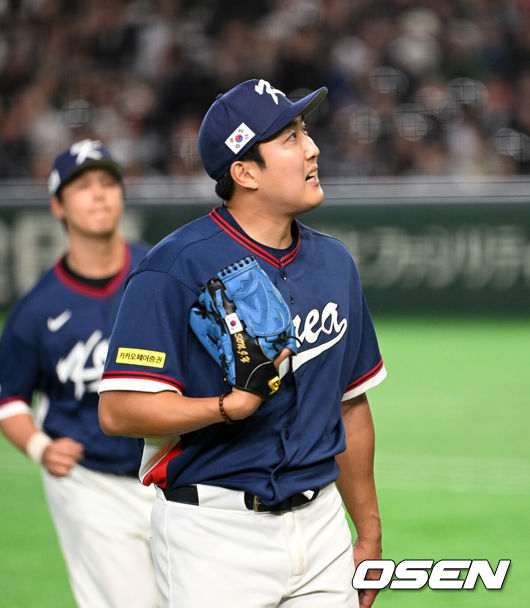 [OSEN=도쿄(일본), 손용호 기자] 9일 일본 도쿄돔에서 월드베이스볼클래식(WBC) 조별리그 C조 한국과 호주의 경기가열렸다.C조는 일본이 3승으로 조 1위를 확정, 8강에 진출했다. 호주가 2승 1패, 대만이 2승 2패, 한국이 1승 2패, 체코는 3패다.한국 WBC 대표팀이 8강에 진출하려면 호주에 2점 이하로 실점하면서 5점 차 이상으로 승리해야만 한다.1회말 수비를 마친 한국 손주영이 더그아웃으로 가고 있다. 2026.03.09/spjj@osen.co.kr