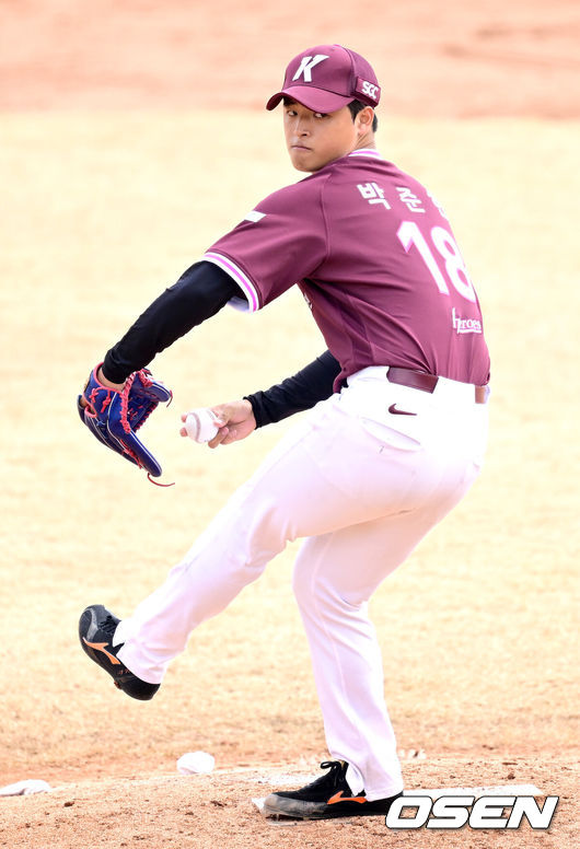 [OSEN=이천, 최규한 기자] 12일 경기도 이천 두산베어스파크에서 ‘2026 신한 SOL KBO리그’ 시범경기 두산 베어스와 키움 히어로즈의 경기가 열렸다.시범경기는오늘(12일)부터오는 24일까지 진행되며, 각 팀이 12경기씩 치러 총 60경기가 펼쳐질 예정이다.4회말 마운드에 오른 키움 박준현이 힘차게 공을 뿌리고 있다. 2026.03.12 / dreamer@osen.co.kr