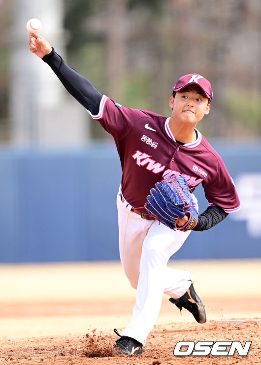 [OSEN=이천, 최규한 기자] 12일 경기도 이천 두산베어스파크에서 ‘2026 신한 SOL KBO리그’ 시범경기 두산 베어스와 키움 히어로즈의 경기가 열렸다.시범경기는오늘(12일)부터오는 24일까지 진행되며, 각 팀이 12경기씩 치러 총 60경기가 펼쳐질 예정이다.4회말 마운드에 오른 키움 박준현이 힘차게 공을 뿌리고 있다. 2026.03.12 / dreamer@osen.co.kr
