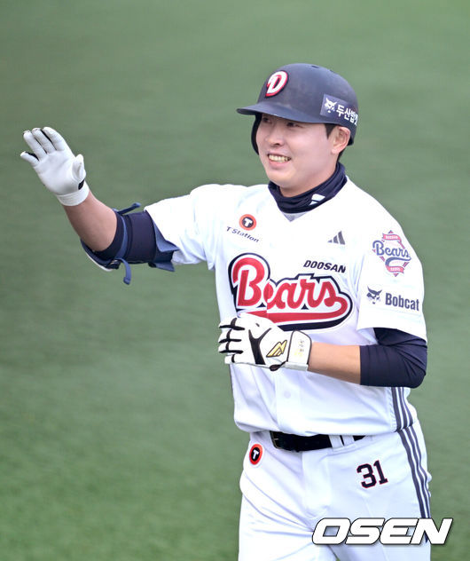 [OSEN=이천, 최규한 기자] 12일 경기도 이천 두산베어스파크에서 ‘2026 신한 SOL KBO리그’ 시범경기 두산 베어스와 키움 히어로즈의 경기가 열렸다.시범경기는오늘(12일)부터오는 24일까지 진행되며, 각 팀이 12경기씩 치러 총 60경기가 펼쳐질 예정이다.5회말 1사 주자없는 상황 두산 정수빈이 달아나는 우월 솔로포를 날리고 홈을 밟은 뒤 기뻐하고 있다. 2026.03.12 / dreamer@osen.co.kr