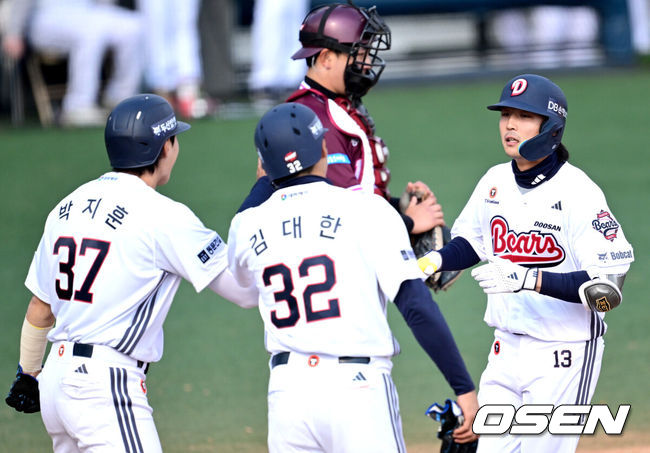 [OSEN=이천, 최규한 기자] 12일 경기도 이천 두산베어스파크에서 ‘2026 신한 SOL KBO리그’ 시범경기 두산 베어스와 키움 히어로즈의 경기가 열렸다.시범경기는오늘(12일)부터오는 24일까지 진행되며, 각 팀이 12경기씩 치러 총 60경기가 펼쳐질 예정이다.6회말 2사 1,2 루 상황 두산 이유찬이 달아나는 좌월 스리런포를 날리고 홈을 밟은 뒤 선행주자들과 기뻐하고 있다. 2026.03.12 / dreamer@osen.co.kr