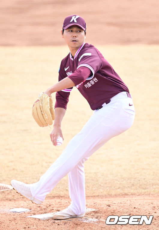 [OSEN=이천, 최규한 기자] 12일 경기도 이천 두산베어스파크에서 ‘2026 신한 SOL KBO리그’ 시범경기 두산 베어스와 키움 히어로즈의 경기가 열렸다.시범경기는오늘(12일)부터오는 24일까지 진행되며, 각 팀이 12경기씩 치러 총 60경기가 펼쳐질 예정이다.키움 선발 하영민이 힘차게 공을 뿌리고 있다. 2026.03.12 / dreamer@osen.co.kr