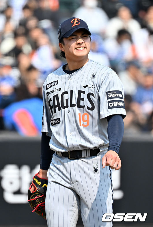 [OSEN=대전, 민경훈 기자] 12일 대전 한화생명볼파크에서 2026 신한 SOL KBO리그 시범경기 한화 이글스와 삼성 라이온즈의 경기가 열렸다.시범경기는오늘(12일)부터오는 24일까지 진행되며, 각 팀이 12경기씩 치러 총 60경기가 펼쳐진다.1회초를 마친 한화 선발 선발 왕옌청이 아쉬워하고 있다.  2026.03.12 /rumi@osen.co.kr