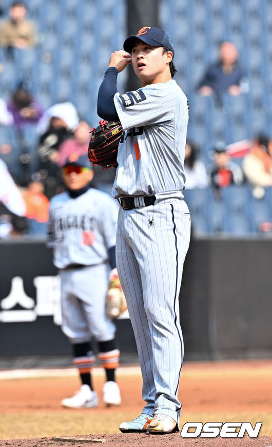 [OSEN=대전, 민경훈 기자] 12일 대전 한화생명볼파크에서 2026 신한 SOL KBO리그 시범경기 한화 이글스와 삼성 라이온즈의 경기가 열렸다.시범경기는오늘(12일)부터오는 24일까지 진행되며, 각 팀이 12경기씩 치러 총 60경기가 펼쳐진다.1회초 무사 주자 1,2루 삼성 최형우에게 사구를 던진 한화 선발 왕옌청이 아쉬워하고 있다. 2026.03.12 /rumi@osen.co.kr