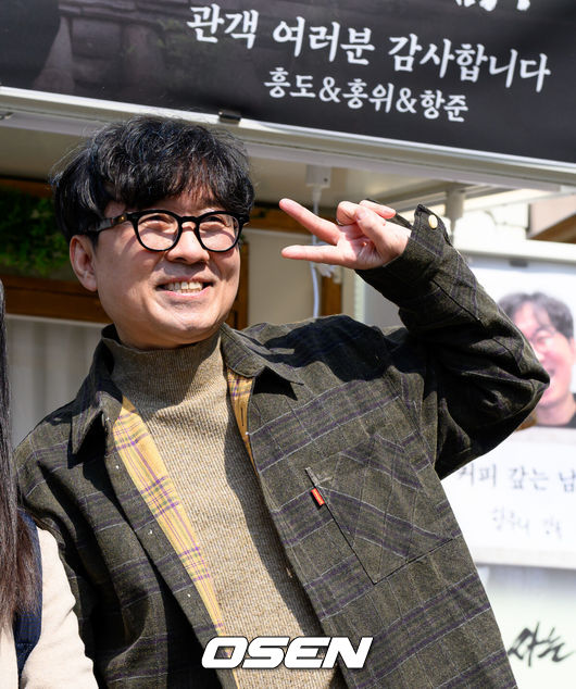 [OSEN=이대선 기자] 장항준 감독이 12일 오후 서울 중구 프레스센터 앞 광장에서 영화 '왕과 사는 남자' 흥행 감사 커피차 이벤트를 열었다.'왕과 사는 남자'는 개봉 36일째인 어제(11일) 관객수 1200만명을 넘어섰다. 이로써 '파묘'(1191만4869명)를 꺾고 역대 박스오피스 20위에 안착했다.장항준 감독이 커피차 이벤트를 진행하고 있다. 2026.03.12 /sunday@osen.co.kr