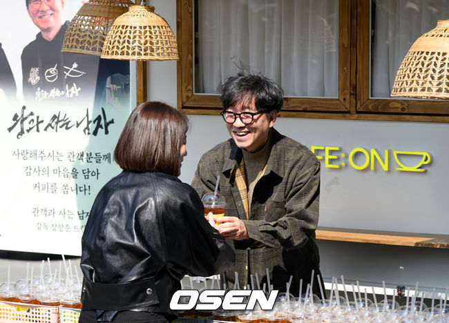 [OSEN=이대선 기자] 장항준 감독이 12일 오후 서울 중구 프레스센터 앞 광장에서 영화 '왕과 사는 남자' 흥행 감사 커피차 이벤트를 열었다.'왕과 사는 남자'는 개봉 36일째인 어제(11일) 관객수 1200만명을 넘어섰다. 이로써 '파묘'(1191만4869명)를 꺾고 역대 박스오피스 20위에 안착했다.장항준 감독이 커피차 이벤트를 진행하고 있다. 2026.03.12 /sunday@osen.co.kr