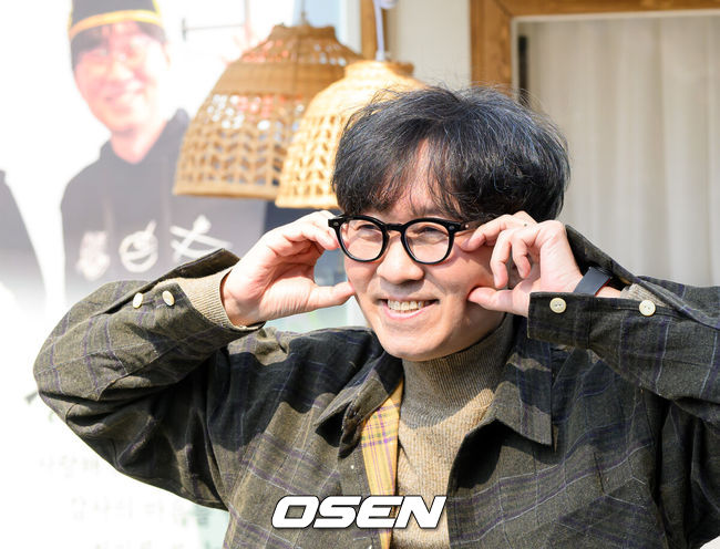 [OSEN=이대선 기자] 장항준 감독이 12일 오후 서울 중구 프레스센터 앞 광장에서 영화 '왕과 사는 남자' 흥행 감사 커피차 이벤트를 열었다.'왕과 사는 남자'는 개봉 36일째인 어제(11일) 관객수 1200만명을 넘어섰다. 이로써 '파묘'(1191만4869명)를 꺾고 역대 박스오피스 20위에 안착했다.장항준 감독이 포즈를 취하고 있다. 2026.03.12 /sunday@osen.co.kr