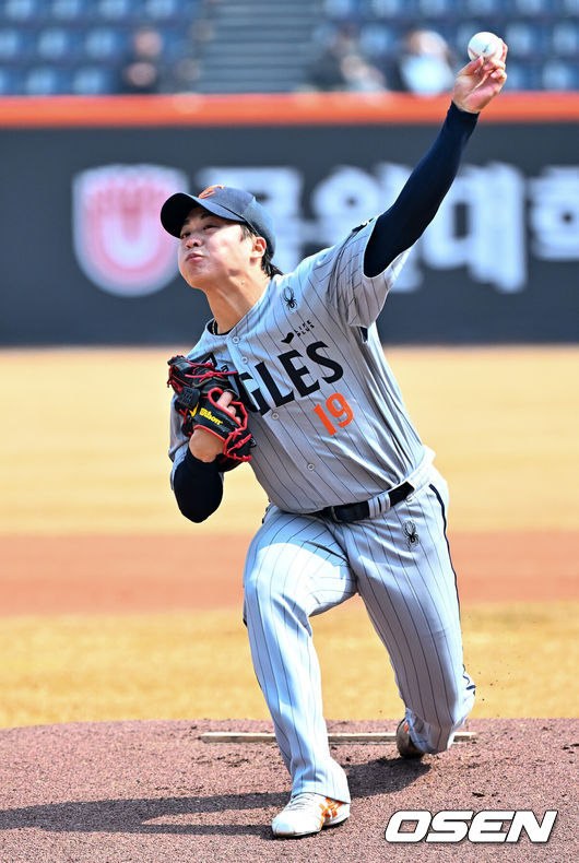 [OSEN=대전, 민경훈 기자] 12일 대전 한화생명볼파크에서 2026 신한 SOL KBO리그 시범경기 한화 이글스와 삼성 라이온즈의 경기가 열렸다.시범경기는오늘(12일)부터오는 24일까지 진행되며, 각 팀이 12경기씩 치러 총 60경기가 펼쳐진다.한화 선발 왕옌청이 마운드 위에서 힘차게 공을 뿌리고 있다. 2026.03.12 /rumi@osen.co.kr