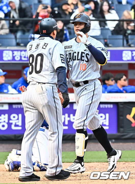 [OSEN=대전, 민경훈 기자] 12일 대전 한화생명볼파크에서 2026 신한 SOL KBO리그 시범경기 한화 이글스와 삼성 라이온즈의 경기가 열렸다.시범경기는오늘(12일)부터오는 24일까지 진행되며, 각 팀이 12경기씩 치러 총 60경기가 펼쳐진다.8회말 무사 주자 2루 한화 이진영이 중월 투런 홈런을 때린 후 홈을 밟고 있다.  2026.03.12 /rumi@osen.co.kr