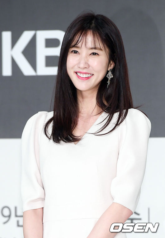 [OSEN=박준형 기자] 27일 오후 서울 영등포 타임스퀘어에서 진행된 KBS 2tv 일일드라마 '왼손잡이 아내' 제작발표회에서 배우 이수경이 포즈를 취하고 있다. / soul1014@osen.co.kr