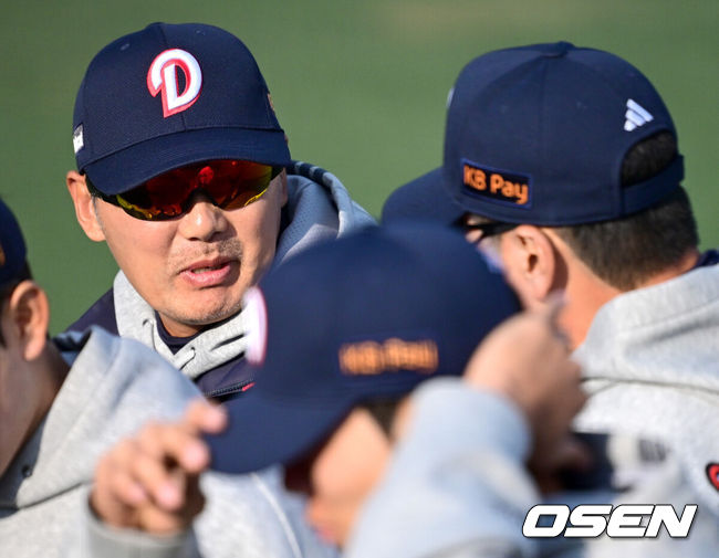 [OSEN=이천, 최규한 기자] 두산이 첫 시범경기부터 막강 화력을 뽐내며 김원형 신임 감독에게 첫 승을 안겼다.프로야구 두산 베어스는 12일 이천베어스파크에서 열린 키움 히어로즈와의 2026 KBO리그 시범경기 개막전에서 9-7로 승리했다.경기를 마치고 승리한 두산 김원형 감독이 선수들과 인사한 뒤 그라운드를 나서고 있다. 2026.03.12 / dreamer@osen.co.kr