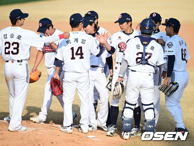 [OSEN=이천, 최규한 기자] 두산이 첫 시범경기부터 막강 화력을 뽐내며 김원형 신임 감독에게 첫 승을 안겼다.프로야구 두산 베어스는 12일 이천베어스파크에서 열린 키움 히어로즈와의 2026 KBO리그 시범경기 개막전에서 9-7로 승리했다.경기를 마치고 승리한 두산 선수들이 인사를 나누고 있다. 2026.03.12 / dreamer@osen.co.kr