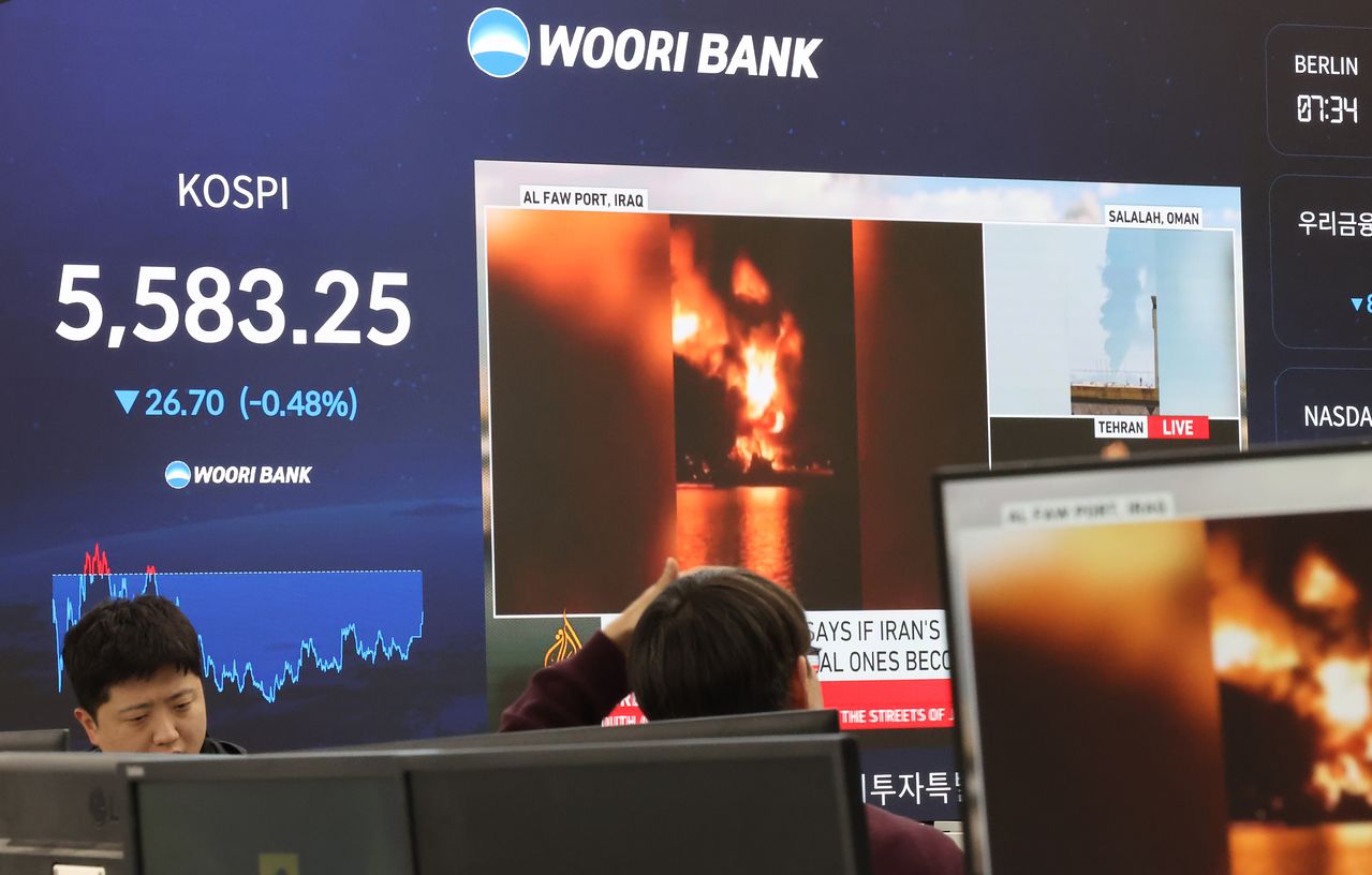 12일 서울 중구 우리은행 딜링룸에 코스피가 표시되고 있다. 이날 코스피는 전장 대비 26.70포인트(0.48%) 내린 5,583.25에 장을 마쳤다. 연합뉴스