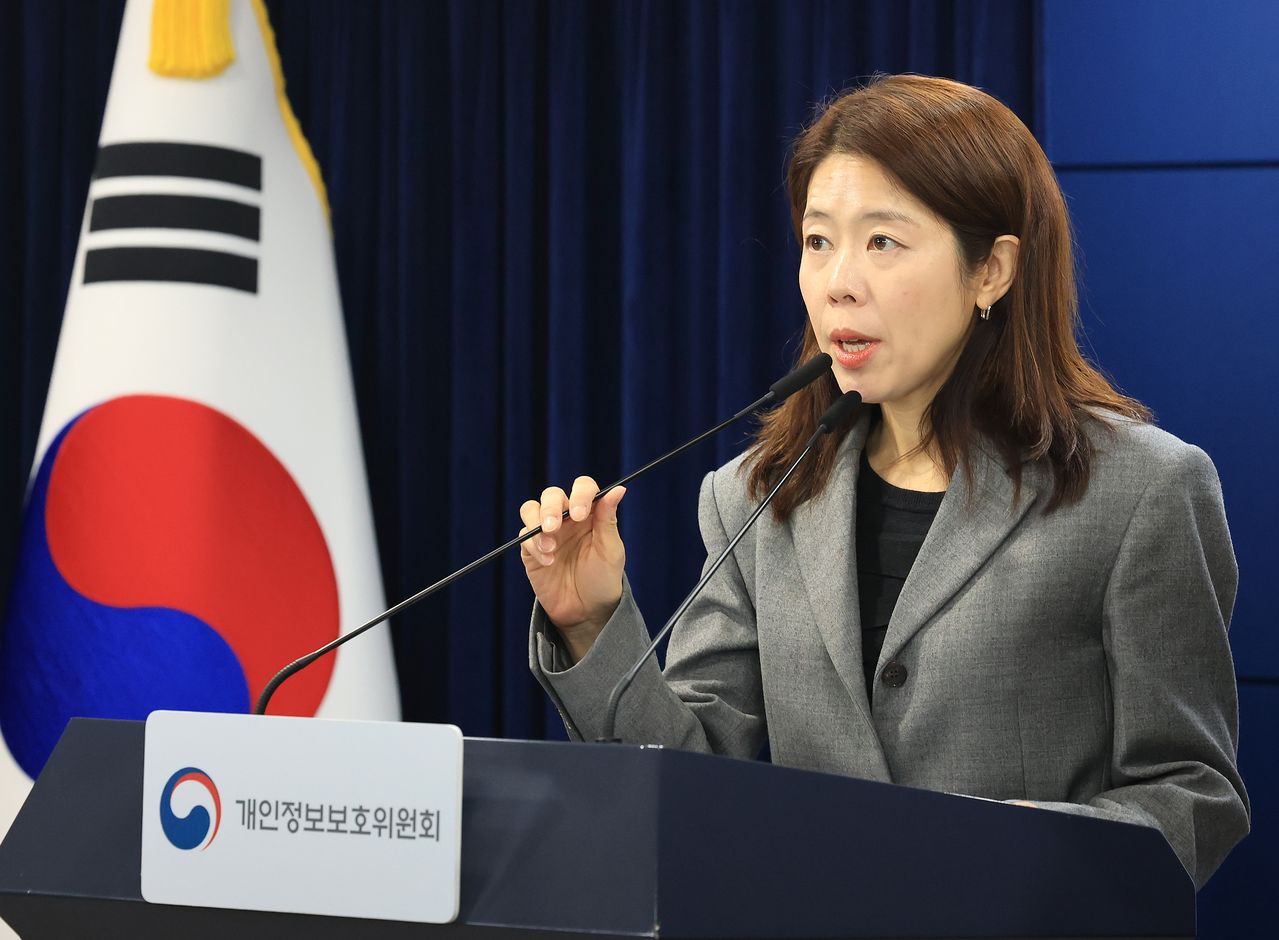 윤여진 개인정보보호위원회 조사1과장이 12일 서울 종로구 정부서울청사에서 개인정보 보호 법규 위반한 '롯데카드'에 대한 제재를 발표하고 있다. 개인정보위는 개인정보 보호 법규를 위한반 롯데카드에 과징금 96억 2,000만원과 과태료 480만원을 부과하고 시정 및 공표 명령을 의결했다. 뉴스1