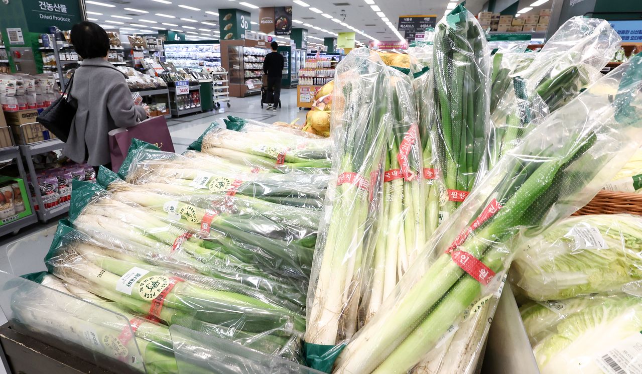 이재명 대통령이 수석보좌관회의에서 농축수산물 할인 지원 확대를 언급한 12일 서울의 한 대형마트에 농산물이 진열되어 있다. 뉴스1