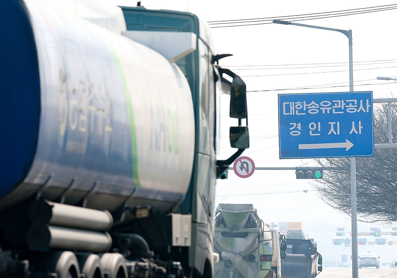 정부가 석유 최고가격제 시행을 발표한 12일 경기도 고양시 대한송유관공사 경인지사 저유소 입구에서 유조차가 이동하고 있다. 연합뉴스