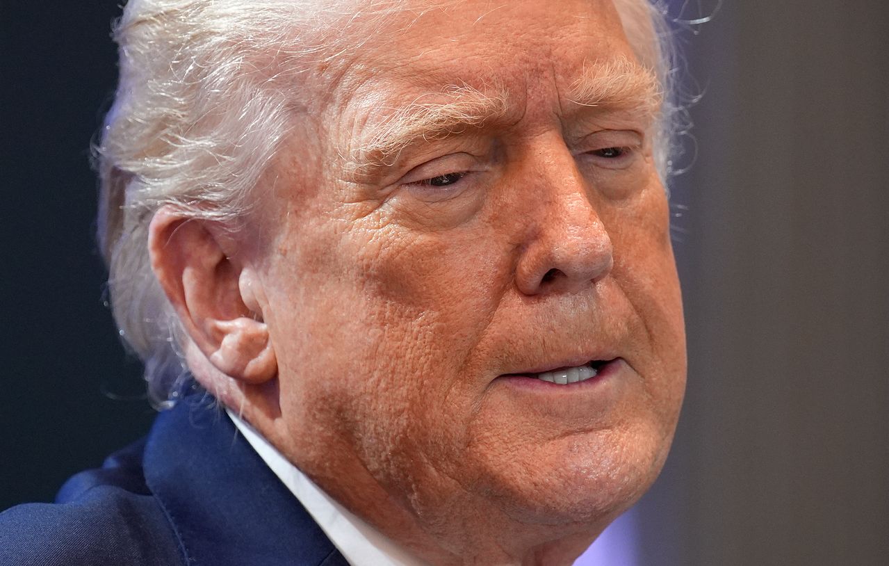 도널드 트럼프 미국 대통령이 지난달 20일 대법원의 상호관세 위법 판결 이후 가진 기자회견 도중 대법원의 판결에 대한 비난을 퍼부은 뒤 불편한 표정을 짓고 있다. EPA=연합뉴스