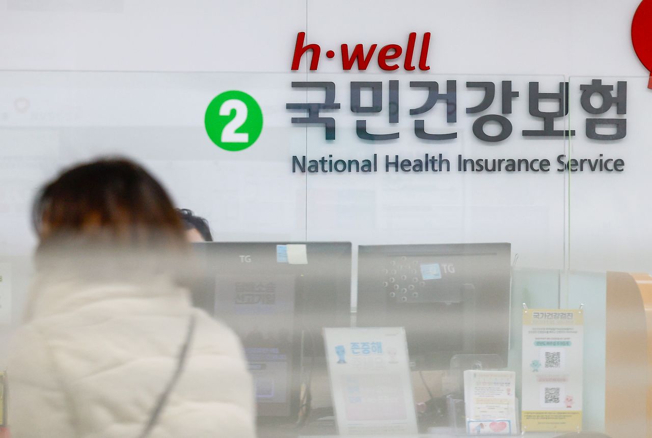 서울시내 국민건강보험공단 민원실에서 시민들이 상담을 받고 있다. 뉴시스