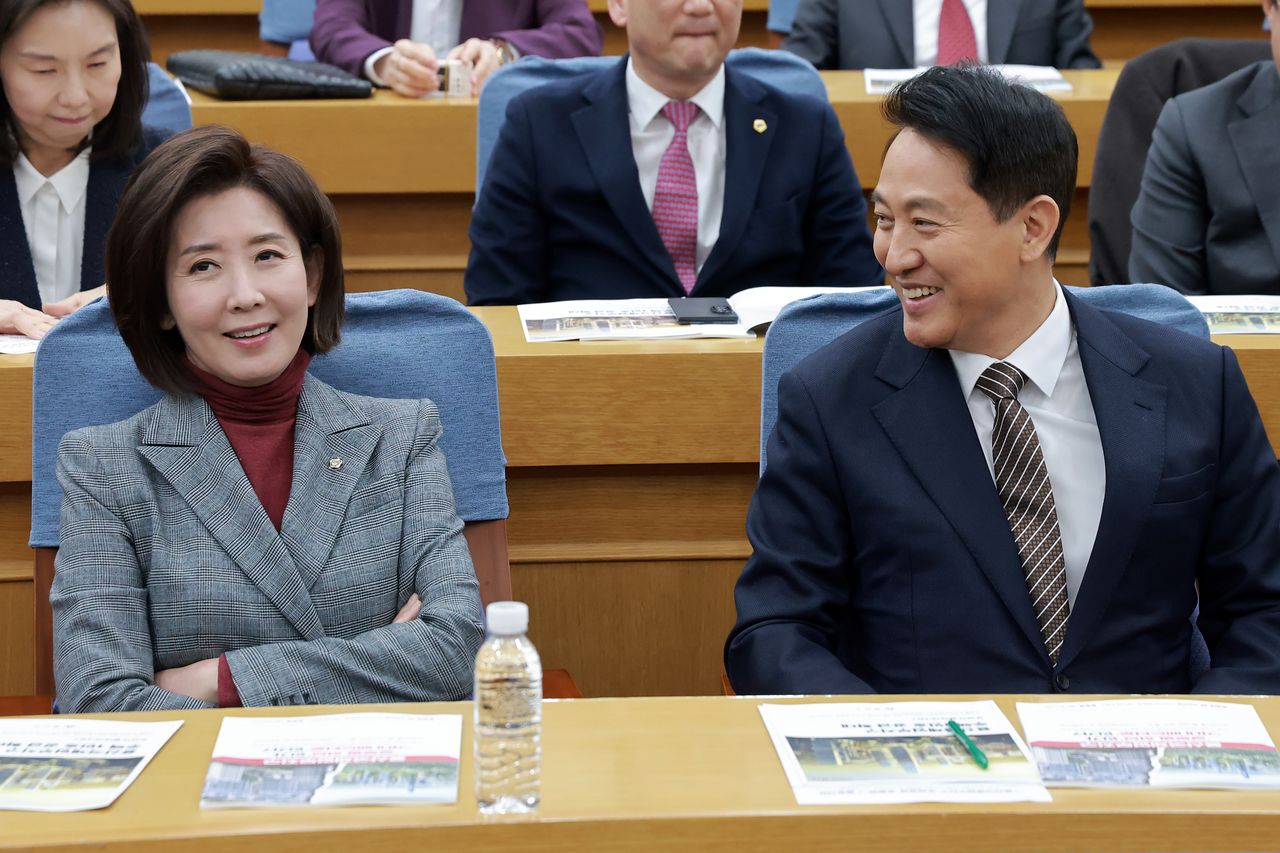  국민의힘 나경원 의원이 6일 국회 의원회관에서 국민의힘 권영세 의원과 서울시가 연 용산국제업무지구 관련 정책 토론회에 참석해 오세훈 서울시장과 대화하고 있다. 연합뉴스