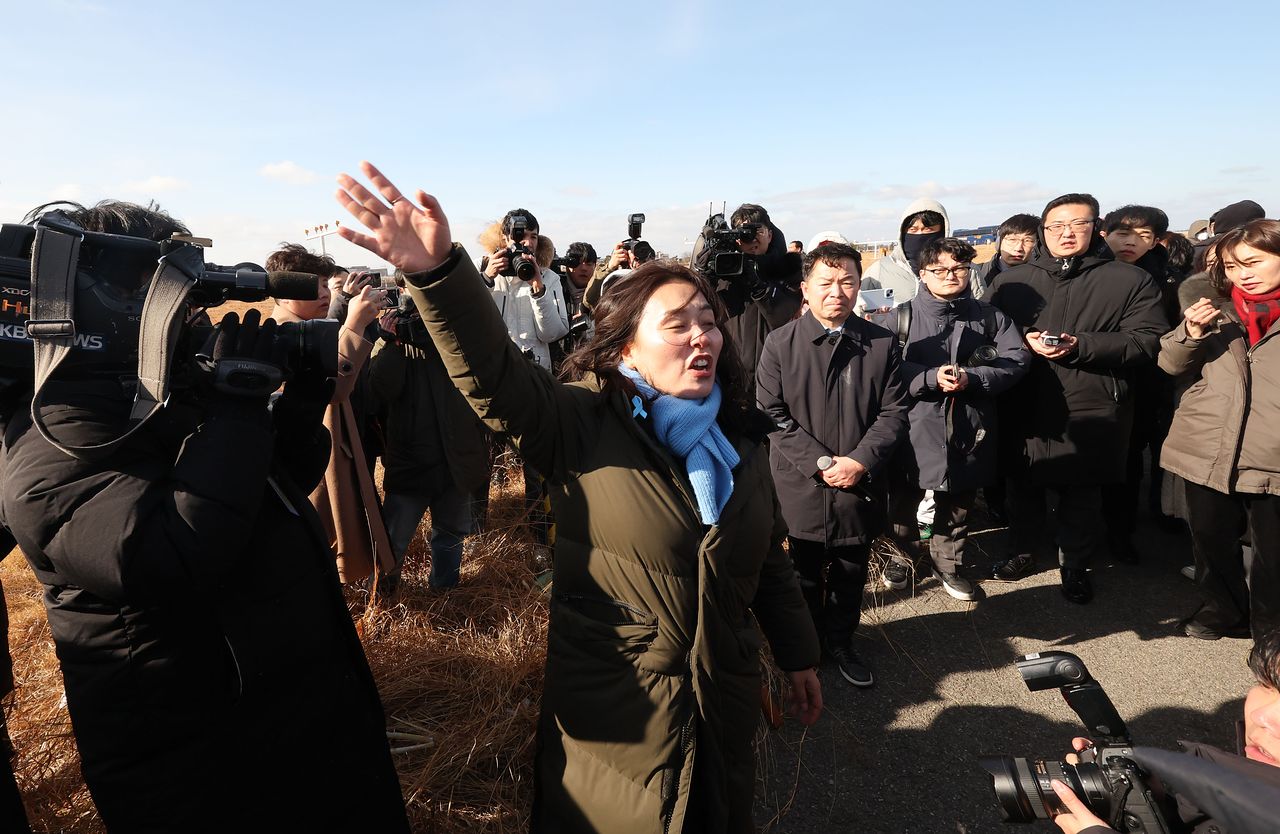 지난 1월 20일 12·29 여객기 참사 진상규명을 위한 국정조사 특별위원회 현장조사에서 김유진 유가협 대표가 로컬라이저 앞 치워진 잔해물과 관련해 항의하고 있다. 뉴스1