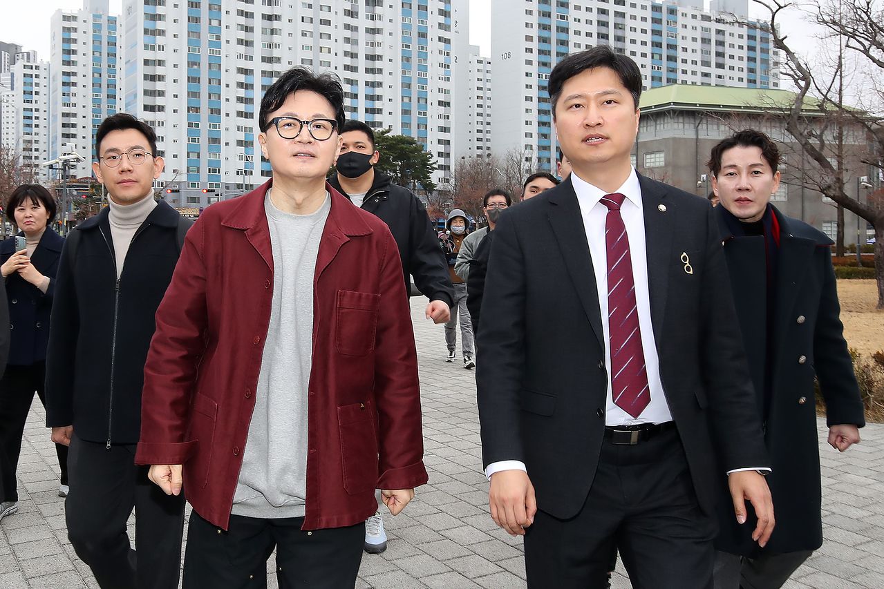 한동훈 전 국민의힘 대표(왼쪽)와 우재준 국민의힘(대구 북구갑) 의원이 지난달 26일 대구 북구 삼성창조캠퍼스를 찾아 지역 소상공인과 마련된 간담회에 참석하기 위해 이동하고 있다. 뉴스1