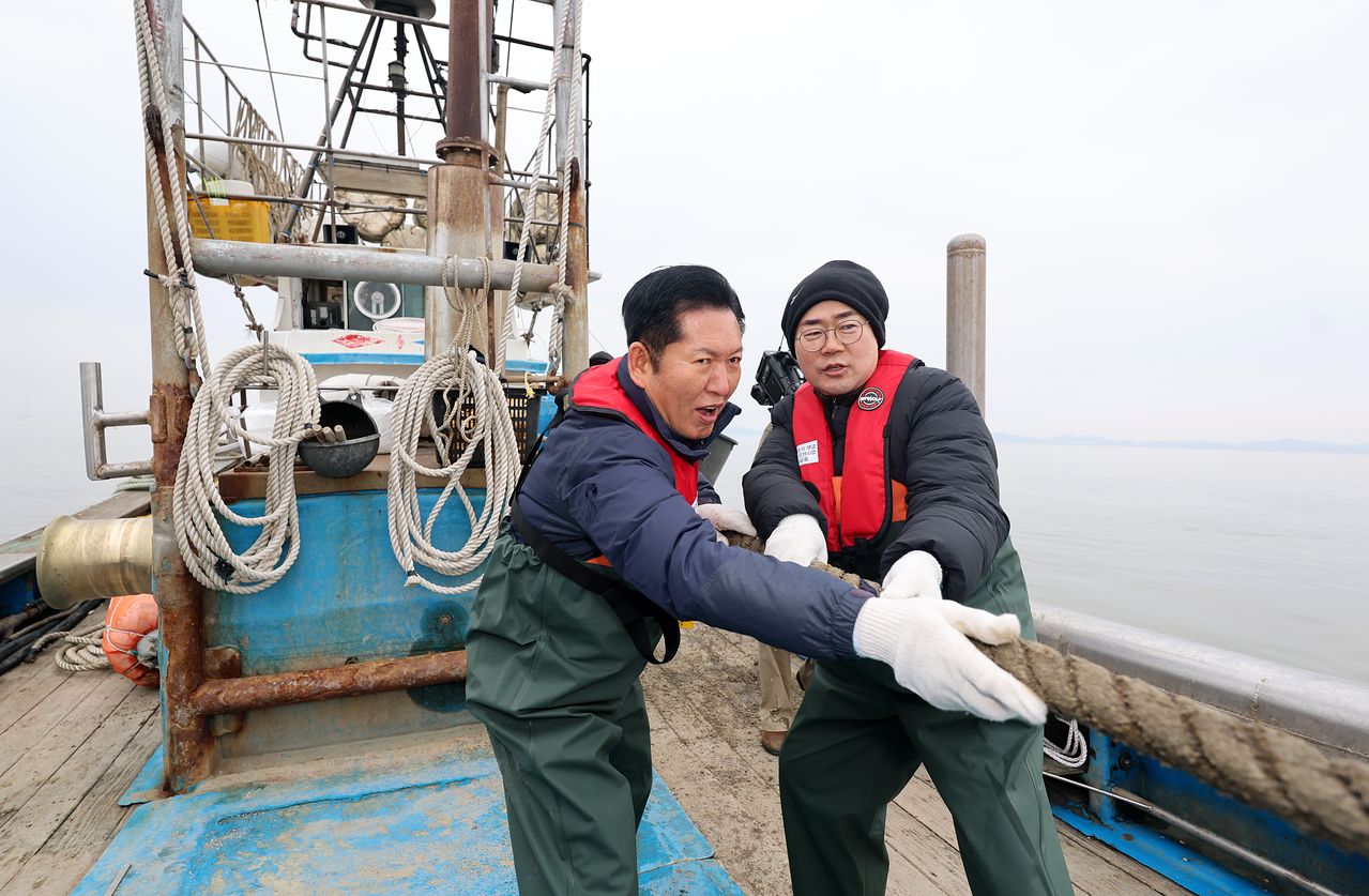 정청래 더불어민주당 대표(왼쪽)와 인천시장 후보인 박찬대 의원이 11일 인천시 강화도 인근 해상에서 새우잡이 체험을 하고 있다. 장진영 기자
