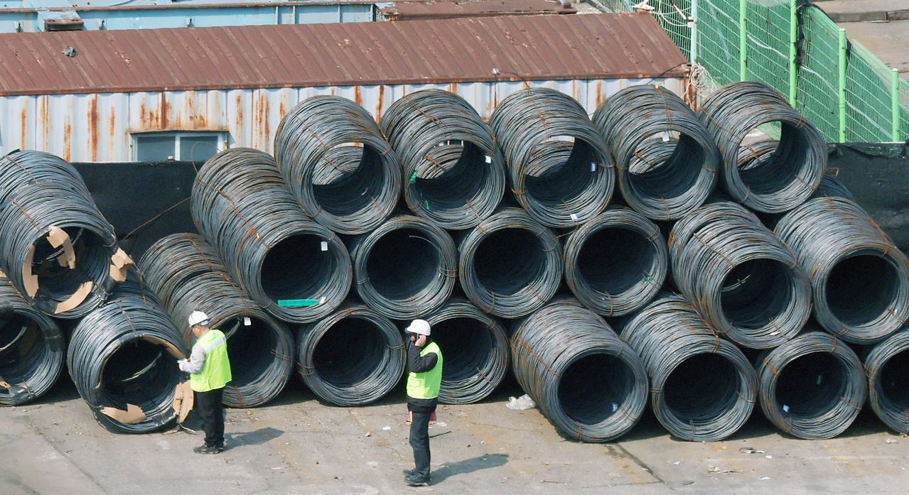 도널드 트럼프 미국 행정부가 한국, 일본, 중국, 유럽연합(EU) 등 16개 주요 경제주체를 대상으로 '무역법 301조'를 근거로 한 불공정 무역 관행 조사를 개시했다.  지사진은 12일 경기 평택시 포승읍 평택항의 모습. 뉴스1