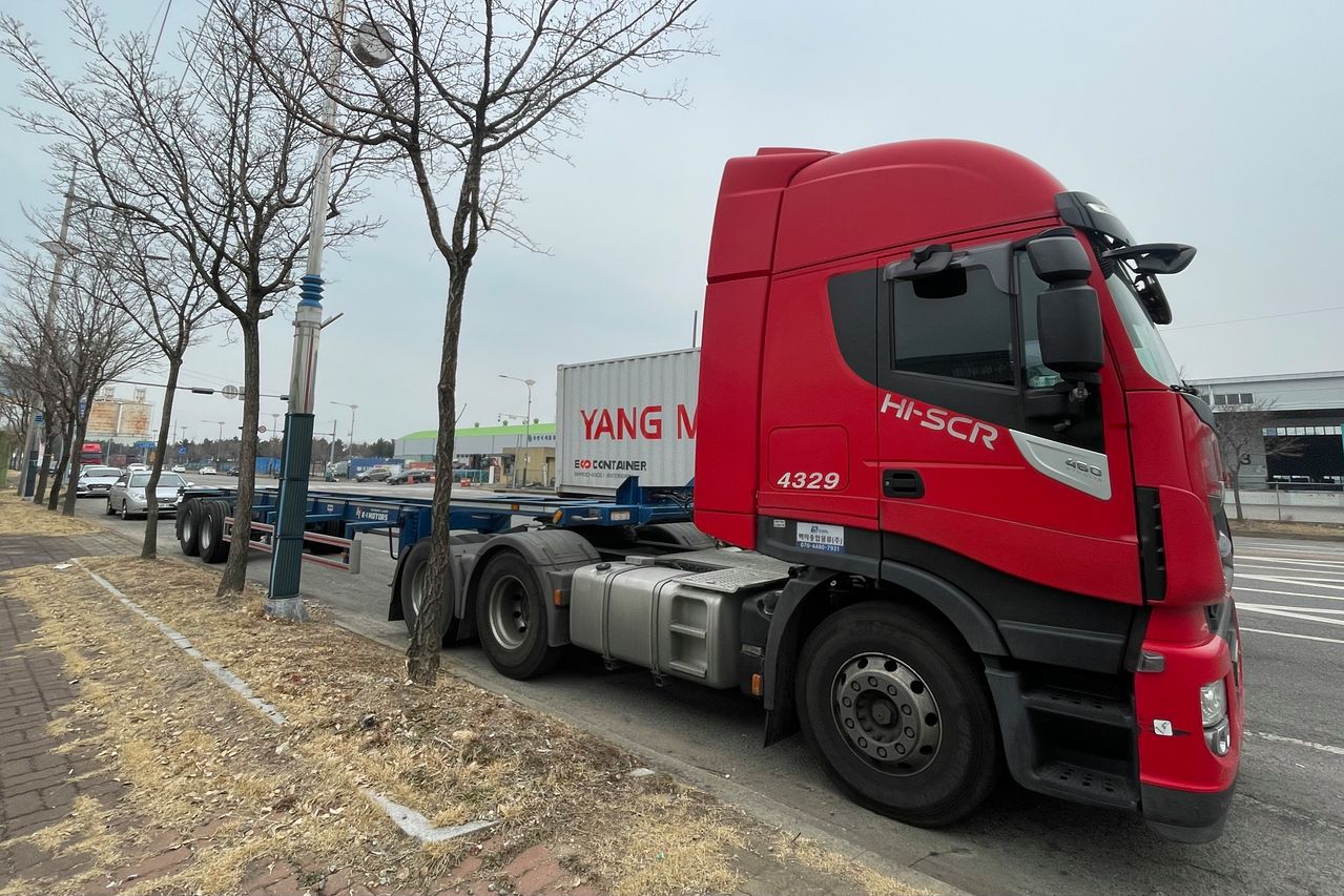 지난 11일 인천 연수구 항만 물류단지 길가에 빈 화물차가 멈춰선 모습. 김예정 기자